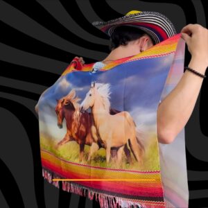 Poncho sublimado dos caballos en pradera
