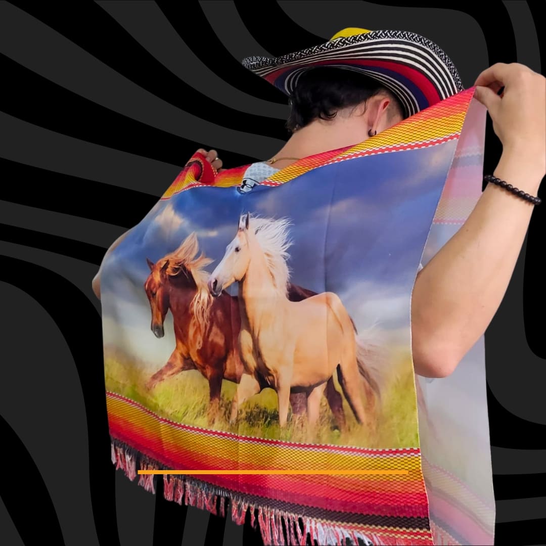 Poncho sublimado dos caballos en pradera