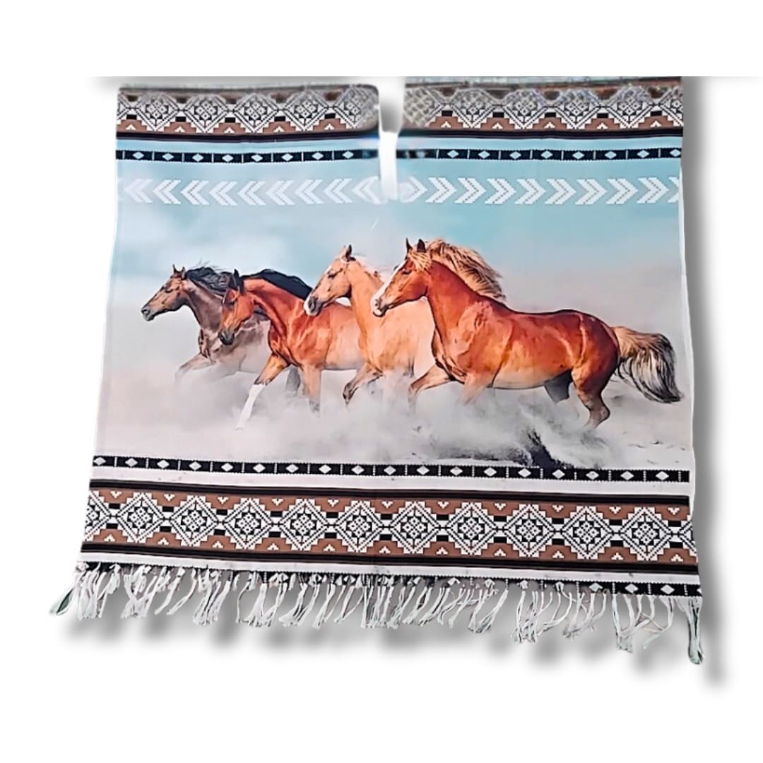 Poncho sublimado caballos trotando fondo celeste