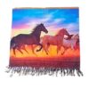 Poncho sublimado dos caballos trotando al atardecer
