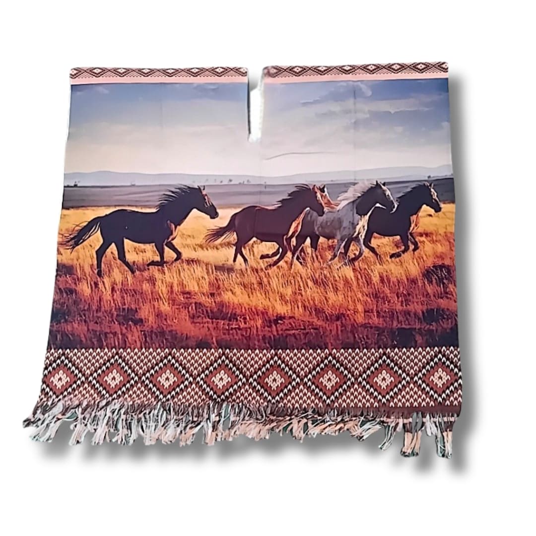Poncho sublimado caballos trotando en sabana