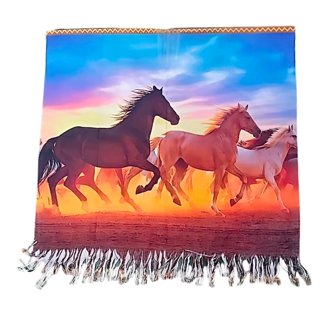 Poncho sublimado dos caballos trotando al atardecer