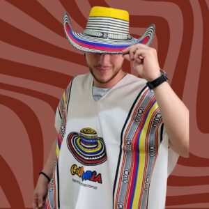 Poncho en algodon diseño sombrero vueltiao con franjas