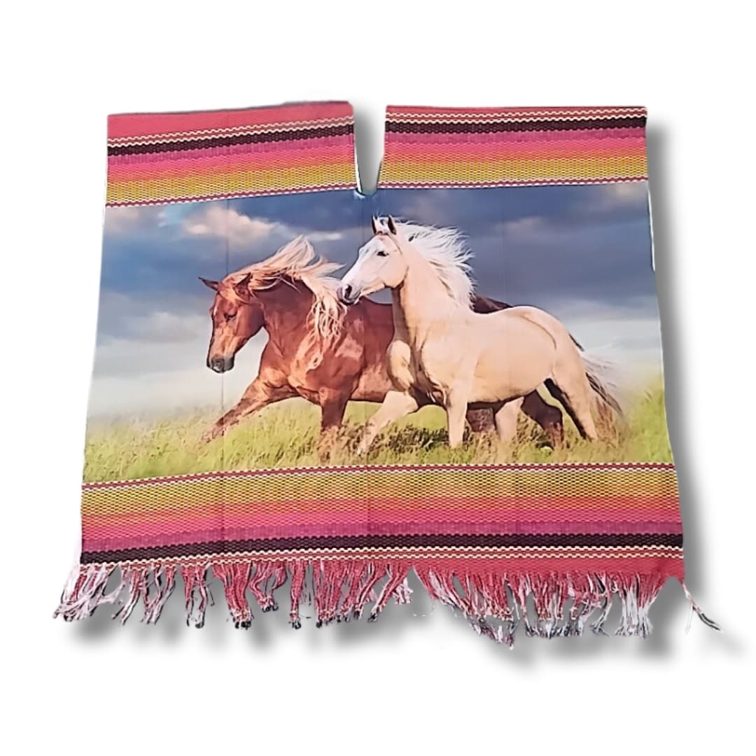 Poncho sublimado dos caballos en pradera