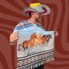 Poncho sublimado caballos trotando fondo celeste
