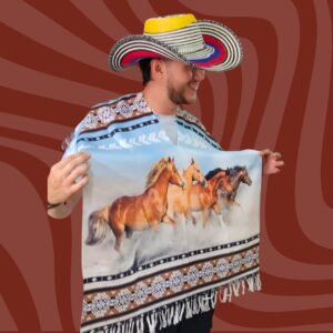 Poncho sublimado caballos trotando fondo celeste