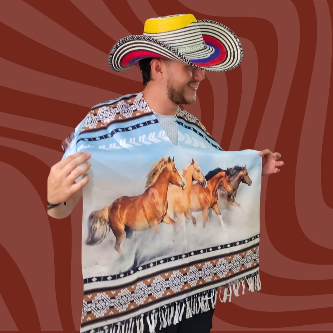 Poncho sublimado caballos trotando fondo celeste