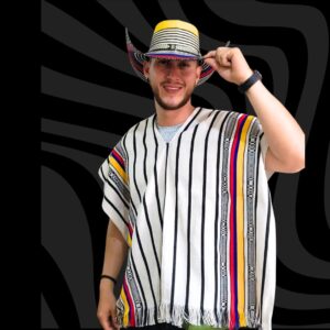 Poncho en algodon blanco con rayas negras y bandera