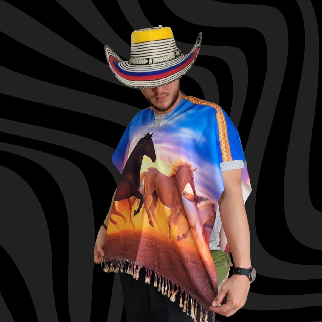 Poncho sublimado dos caballos trotando al atardecer