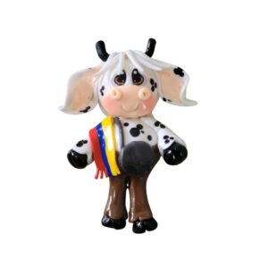 Iman vaca con pantalón y bandera en porcelana fría